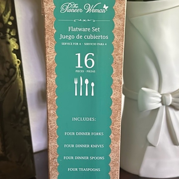 The Pioneer Woman Cowgirl Lace Natural Wood 16 Piece Flatware Set New in Box - Picture 2 of 4